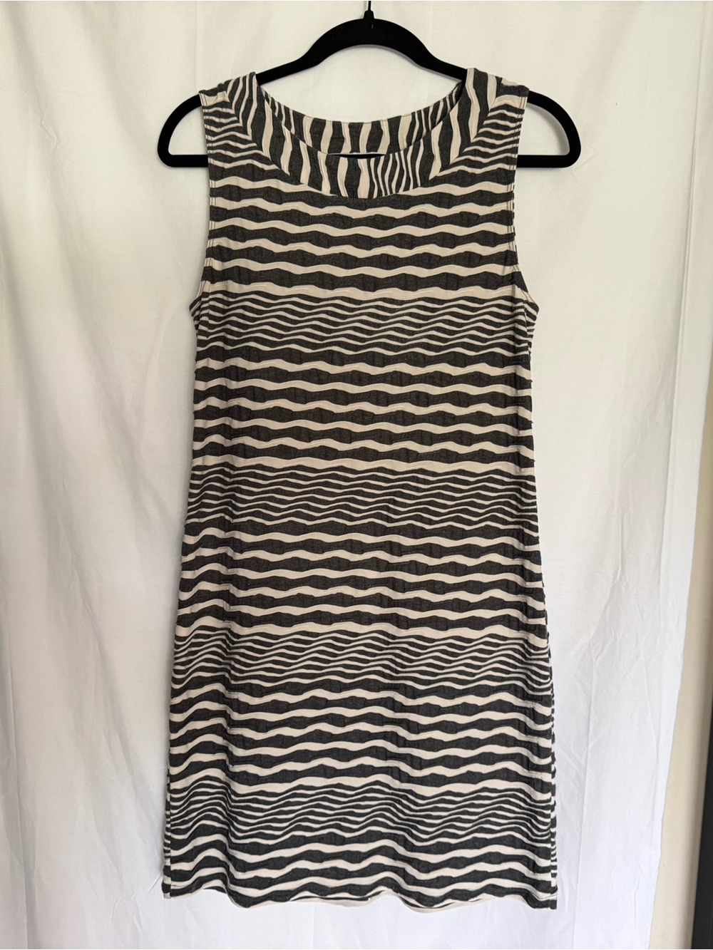 Papillon Blanc Grey & White Wavy Optic Print Sleeveless Shift Dress - Size M
